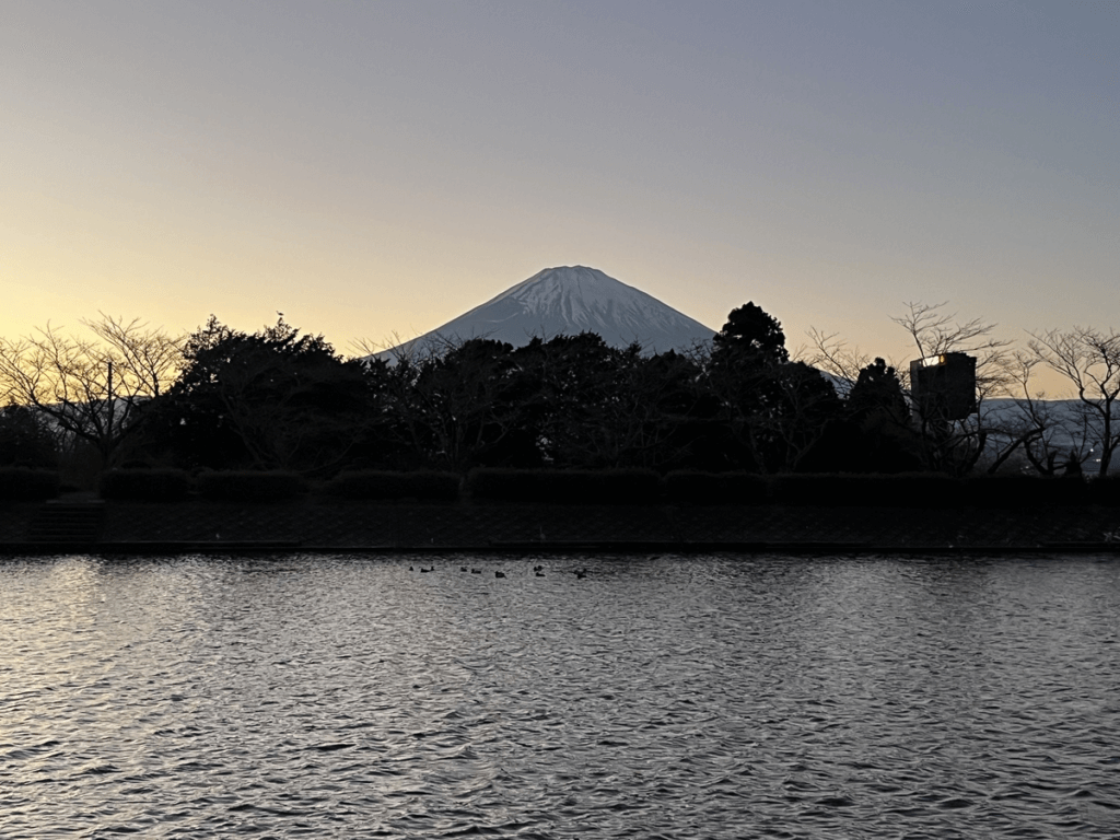 東山湖から望む富士山